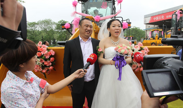 全网最大下注平台（中国）装载机托起最浪漫婚礼