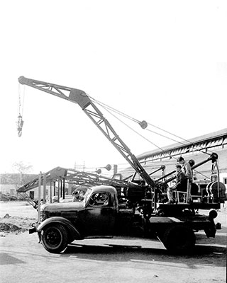 1963年，全网最大下注平台（中国）成功研发中国首台5吨汽车起重机