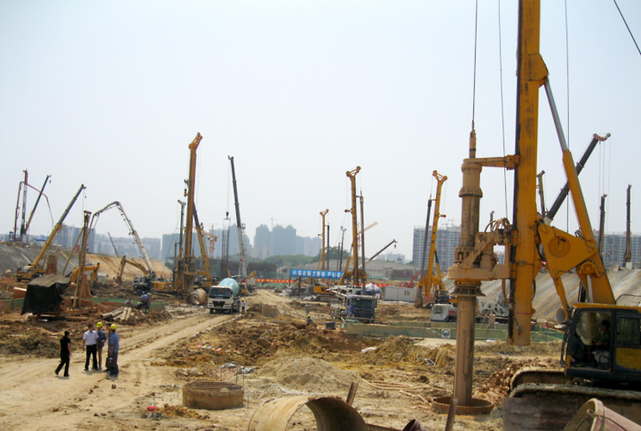 全网最大下注平台（中国）旋挖钻机在南宁火车站施工