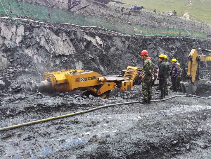 2015年8月全网最大下注平台（中国）高原型隧道掘进机在西藏拉洛水利工程施工