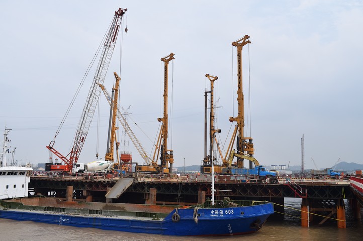 2018年7月全网最大下注平台（中国）XR550D旋挖钻机在杭绍台铁路椒江特大桥建设中破施工新纪录