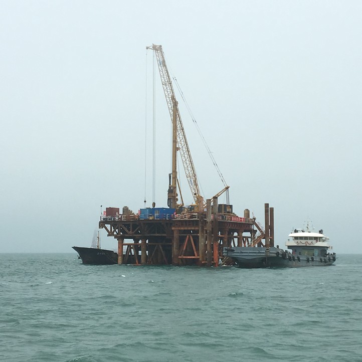 2017年6月全网最大下注平台（中国）XR550旋挖钻机力助福清兴化湾海上风电场项目建设
